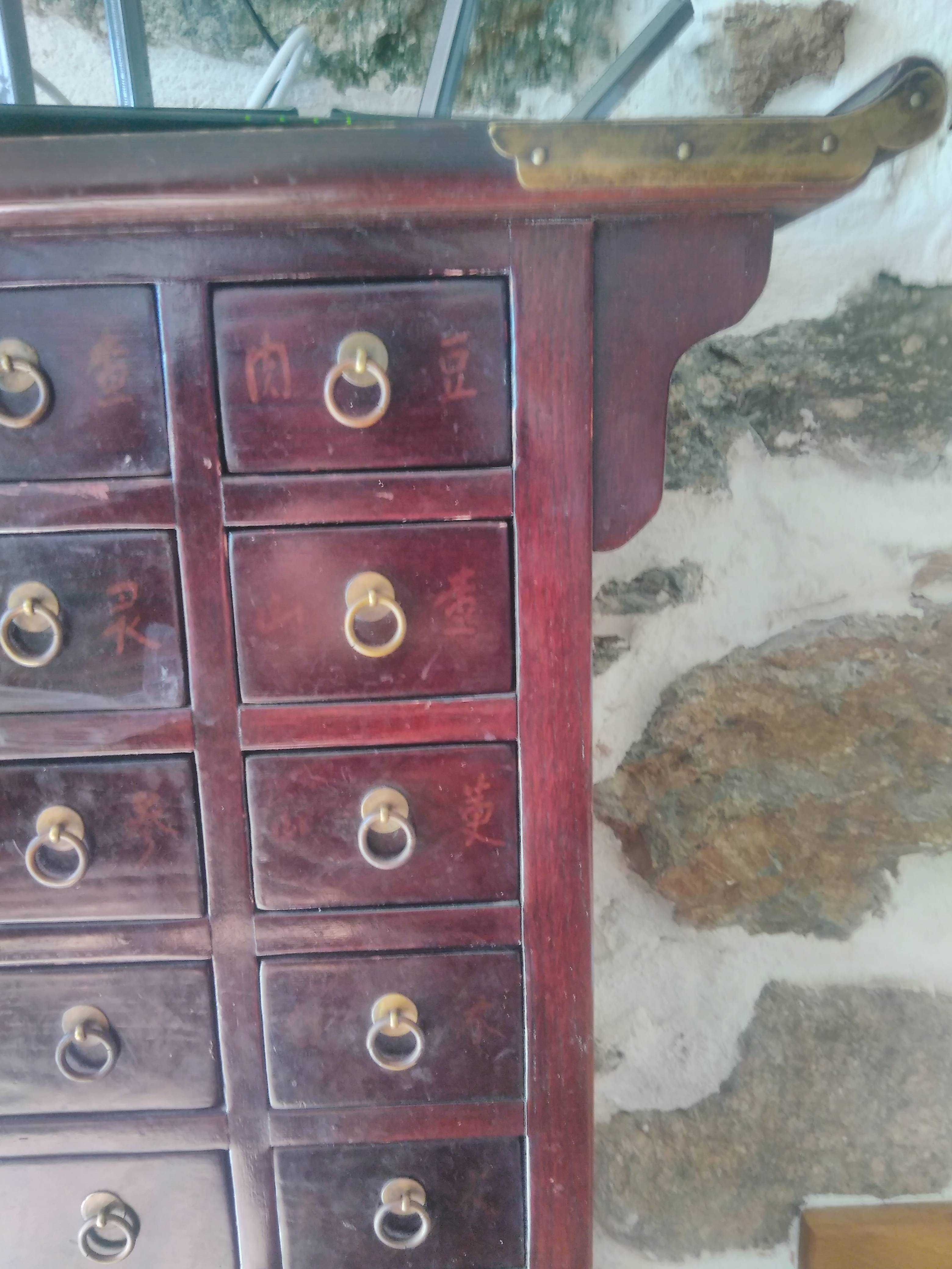Продавам антикварен Китайски шкаф от билкова аптека Уникален