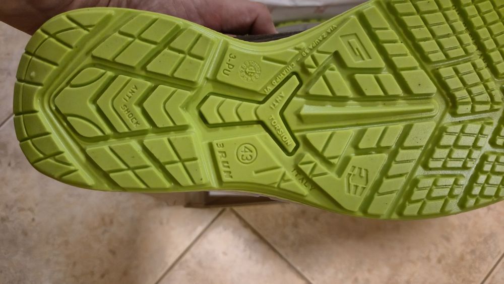 Продавам работни обувки със защотно бомбе  Giasco, нови,  43 номер