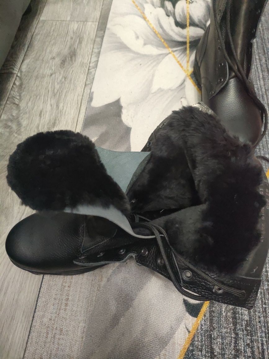 Продам абсолютно новые зимние берцы размеры 43 и 41.