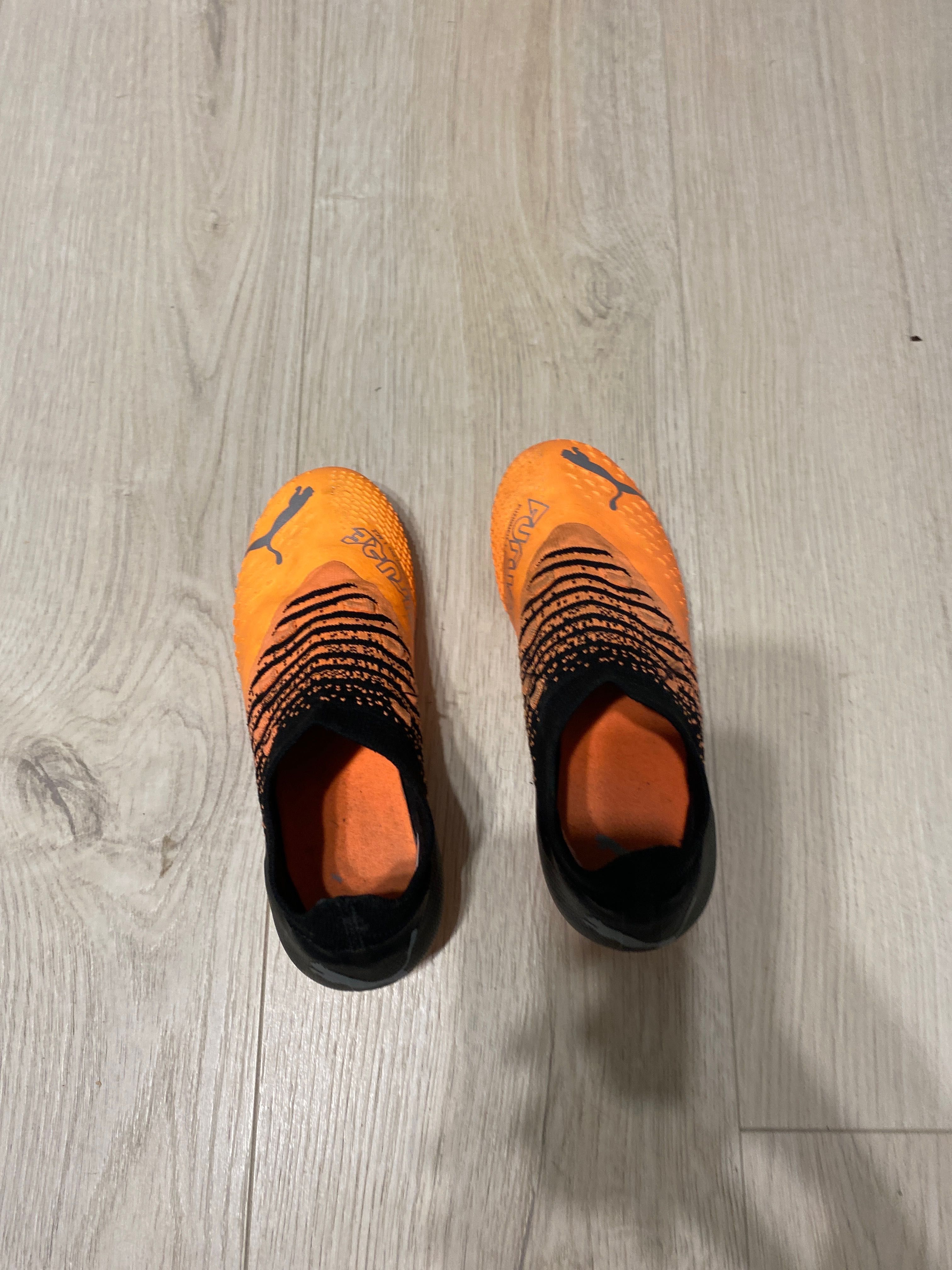 Ghete fotbal Puma Future Z negru, portocaliu.(nr 33)