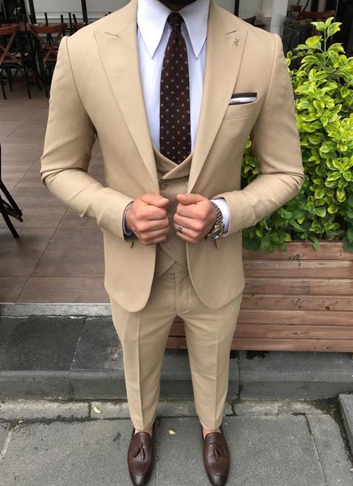 булченска рокля и костюм в пълен комплект обувки вратовръска