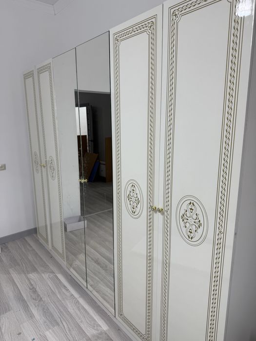 Шкаф для спальни в хорошем состоянии