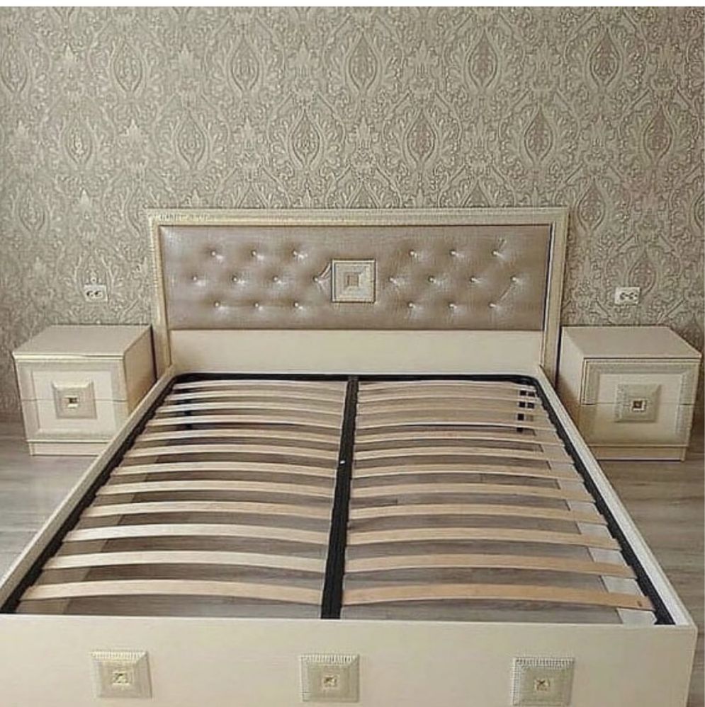 Кровать с тумбочками