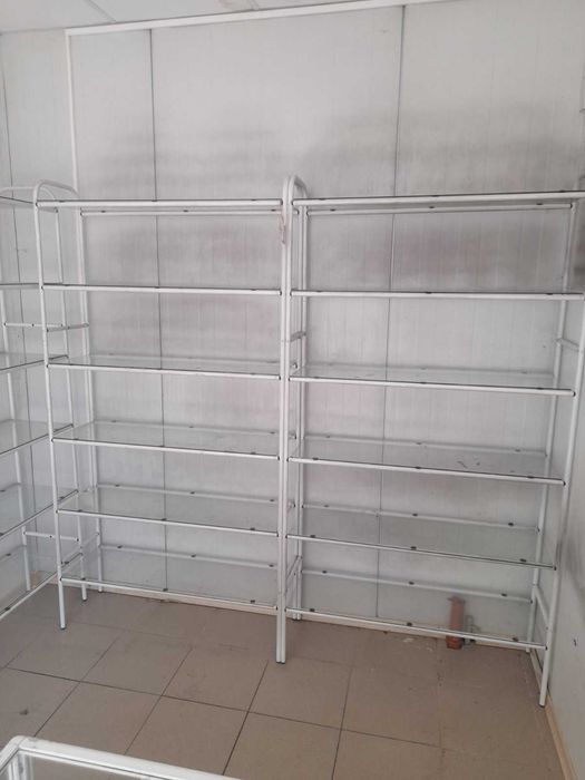 Продавам търговски стелажи и витрина.