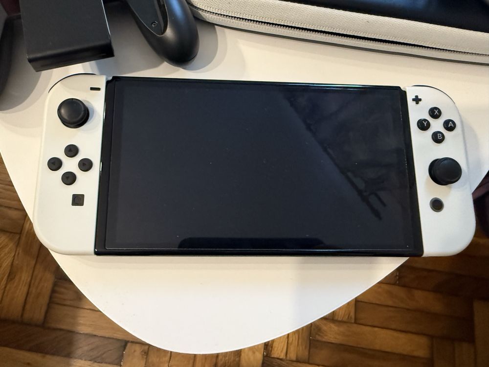 Nintendo Switch Oled Alb cu Card Micro SD 256 GB si husa de protectie