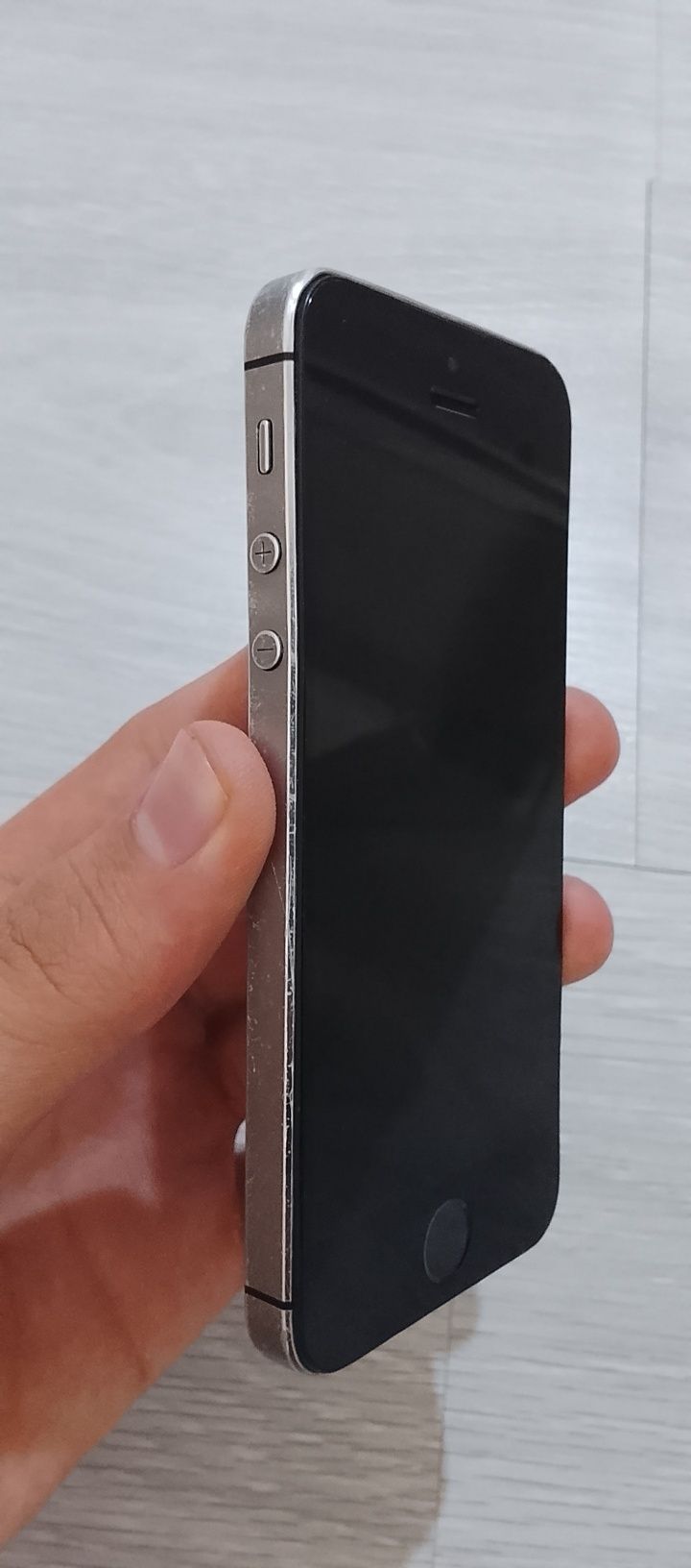 iPhone 5S былушный аккумулятор оригинальный продам на запчасти сам экр