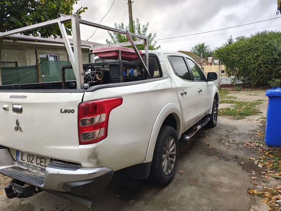 Mitsubishi L200 2016 4 x 4 2.4 L diesel navi clima camera vari +/-