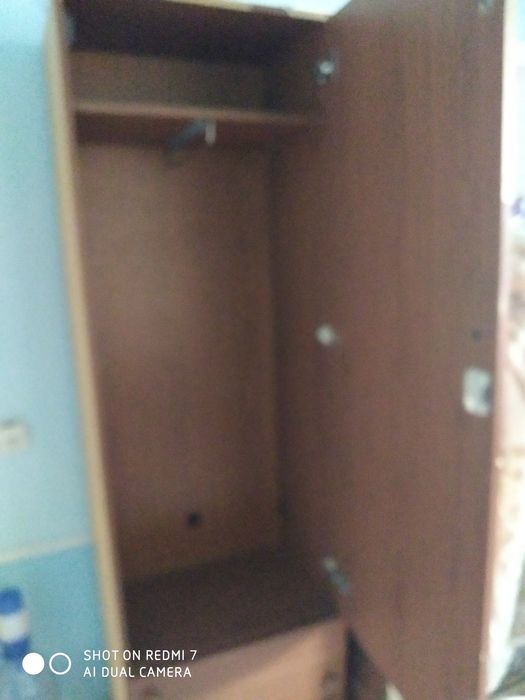 Шкаф полкали ва кийим осишга