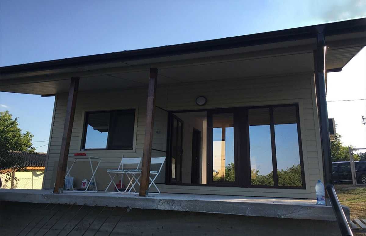 Casa modulara si garaje auto din structura metalica si panou sandwich