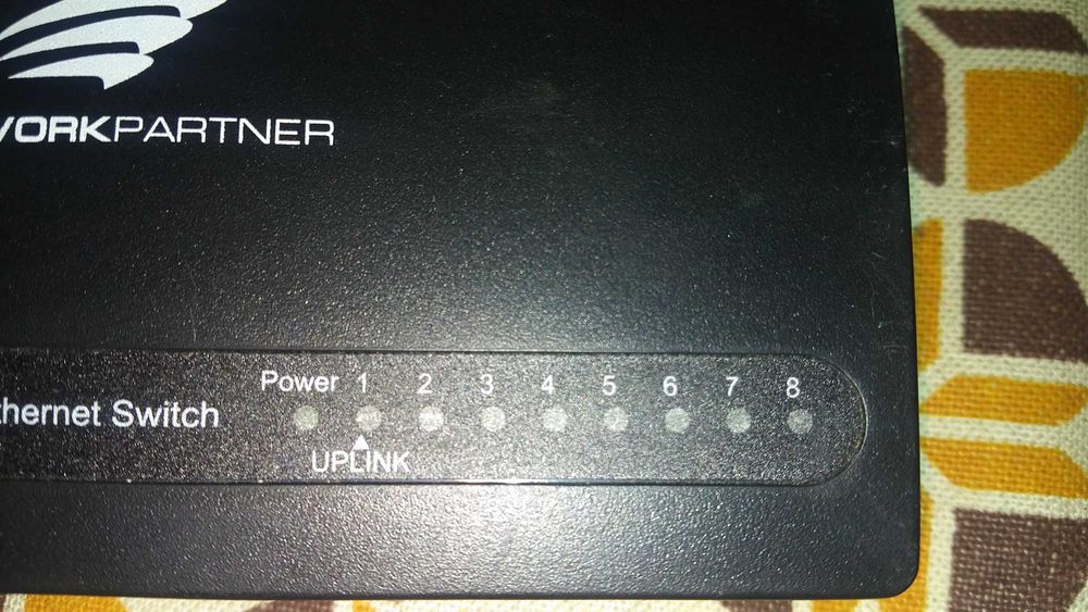 8 портов Суич за връзка с интернет