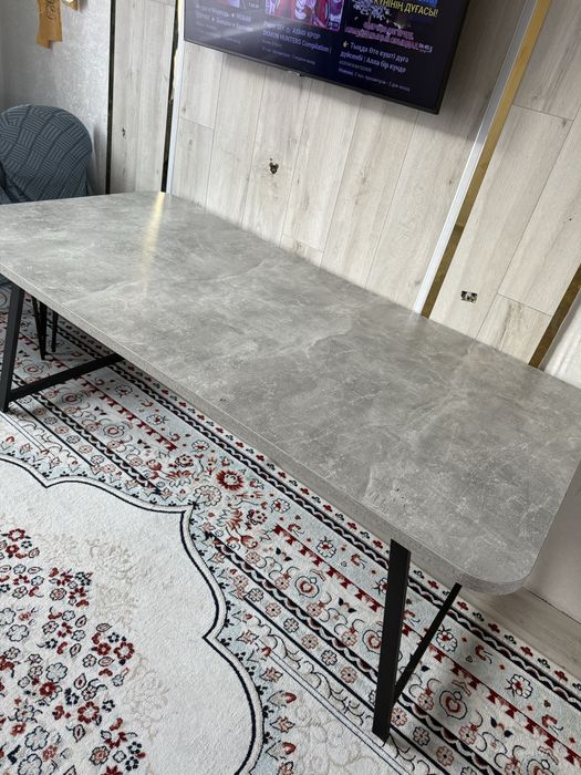 стол кухонный  размер 1,8-1,0м