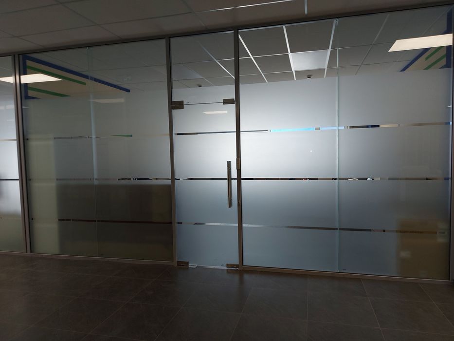 стеклянные двери, офисные перегородки, витражи и витрины магазинов