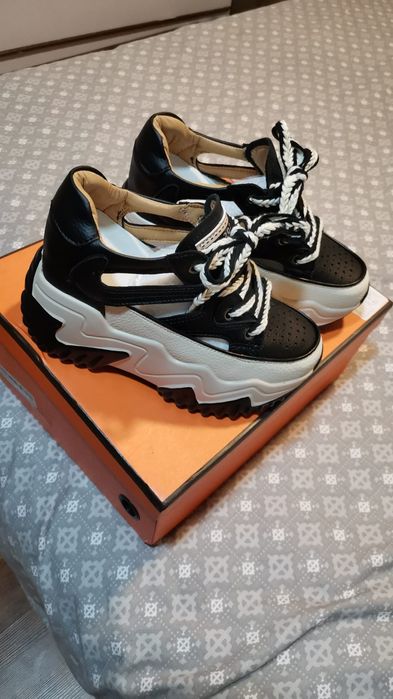 Vând adidasi mărimea 34