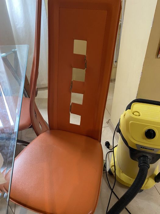 Столове 6 броя и 2 броя бар стола.