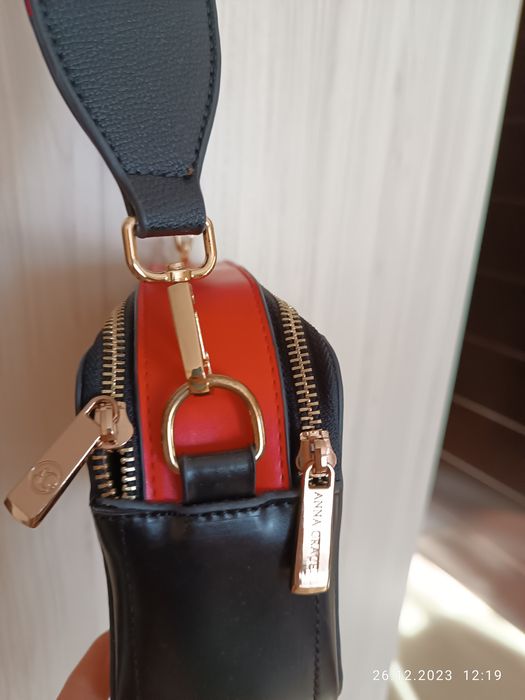 Чанта в червено и черно