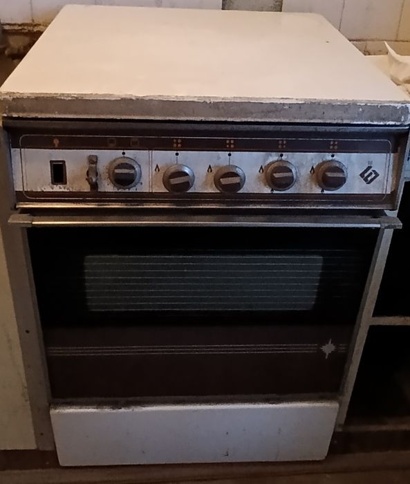 Газплита Брест, б/у, качественная, добротная, всё на месте