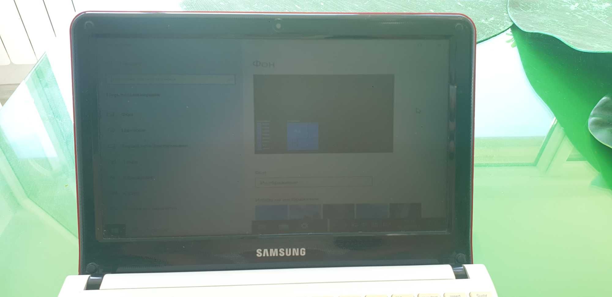 Лаптоп Samsung червен