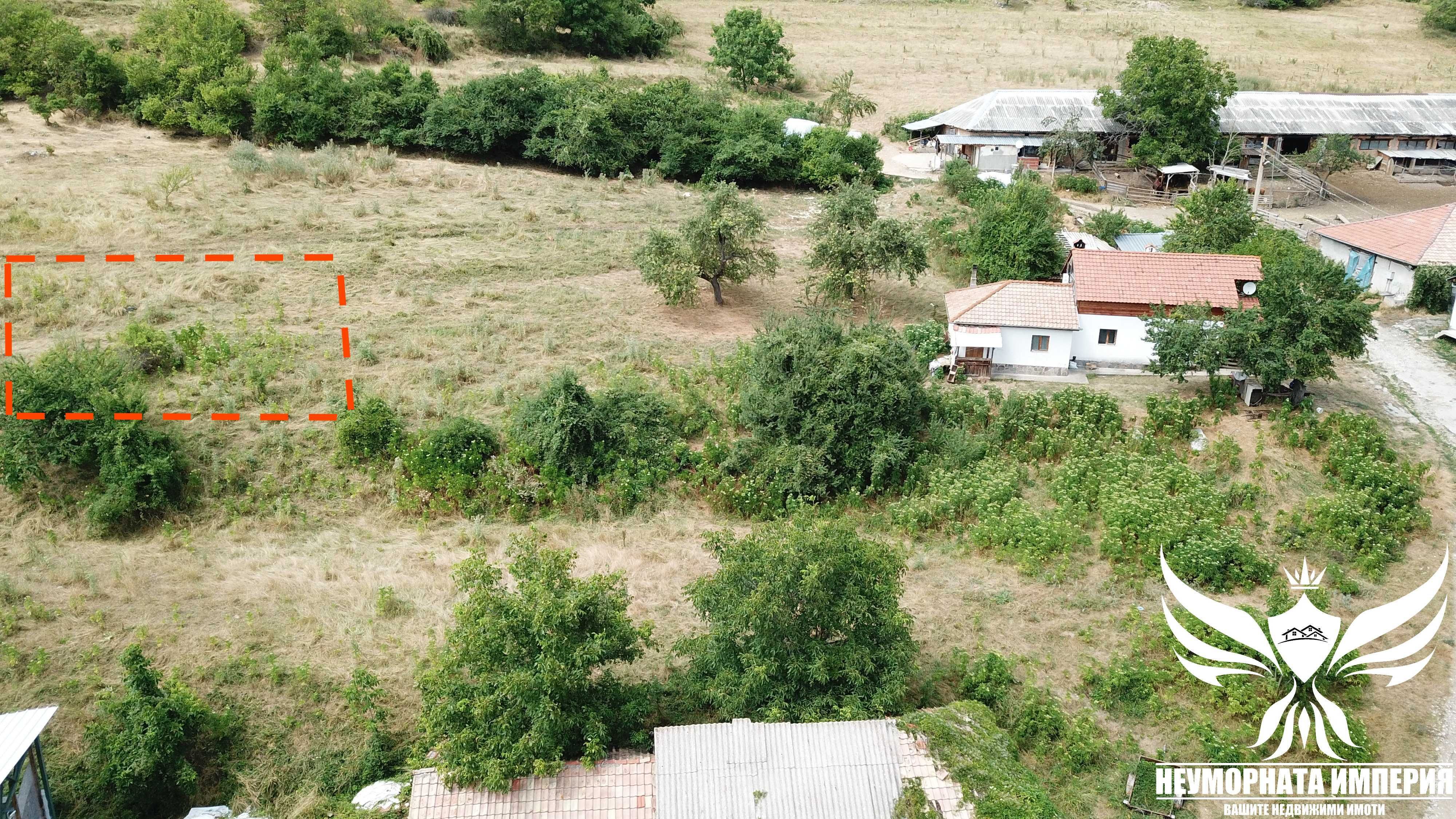 Продавам земя 524кв.м. с топ гледка до път в село Орехово обл.Смолян