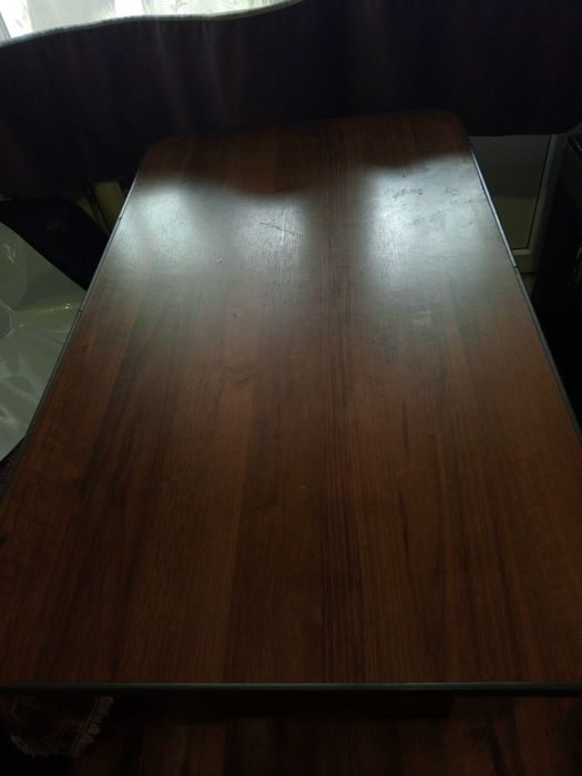 Недорого,срочно стол кухонный в отличном состоянии есть и другое