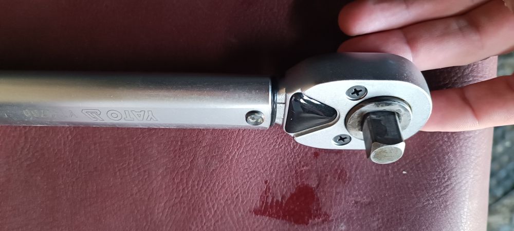 Cheie chei dinamometrica Yato 42-210 Nm 1/2 și JBM 19-110 Nm 3/8