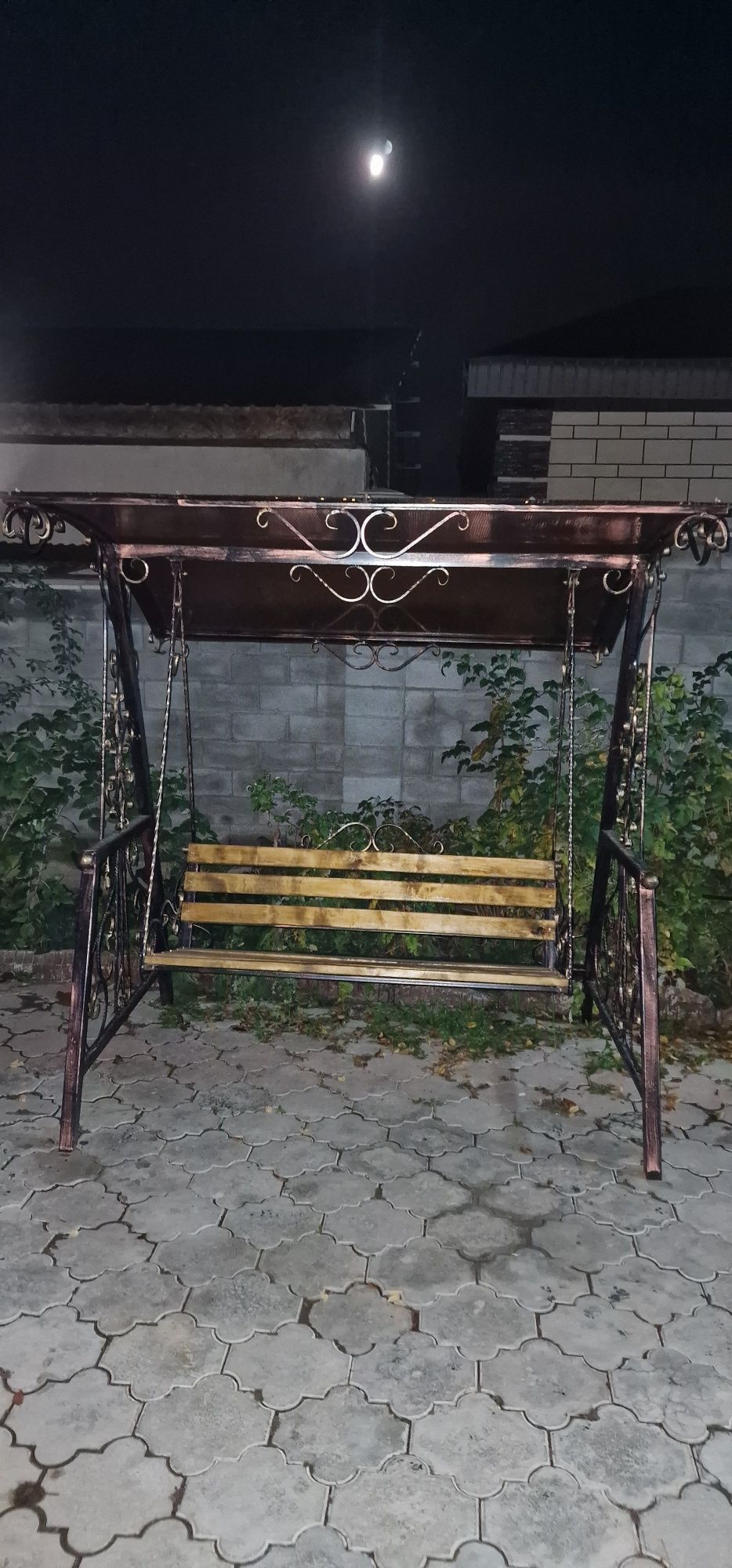 Качели из металла во двор
