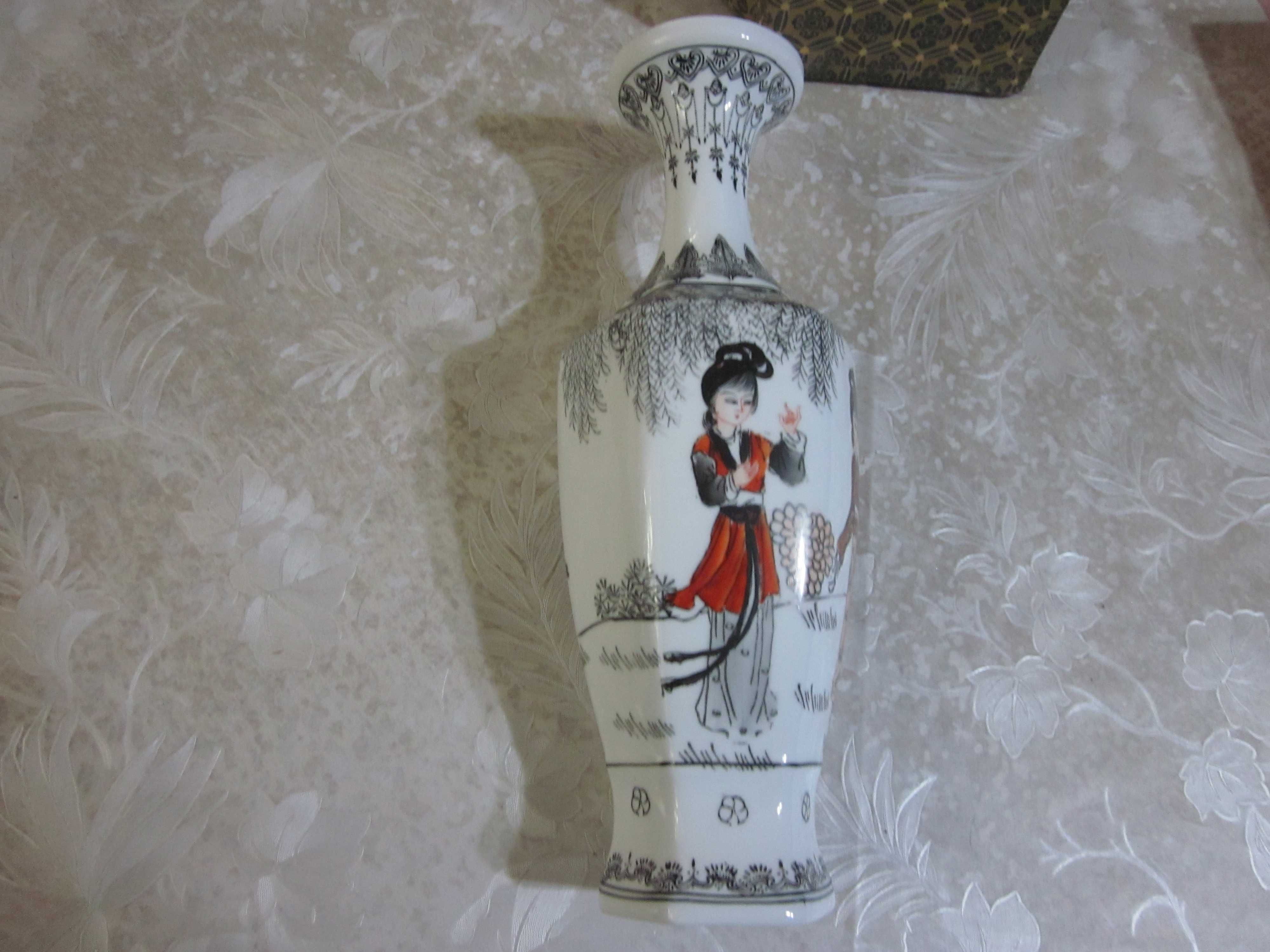 китайская старинная ваза из тончайшего фарфора