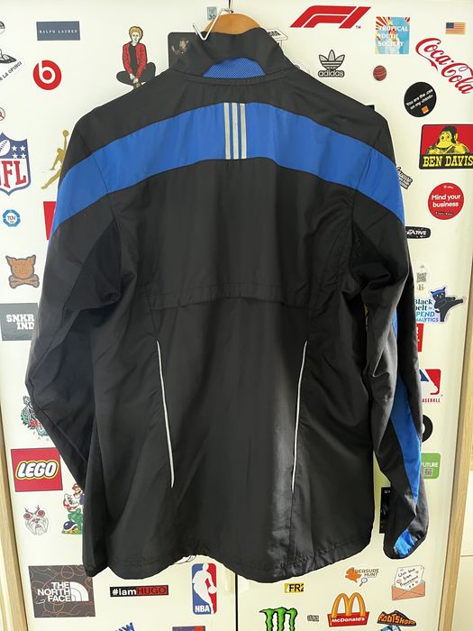 Jachetă Adidas Windbreaker – protecție și stil sport