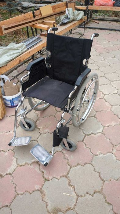 Коляска для людей с ограниченными физическими возможностями