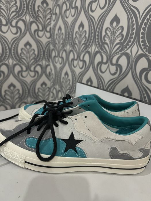 Converse, noi, in stare perfectă, nepurtați.