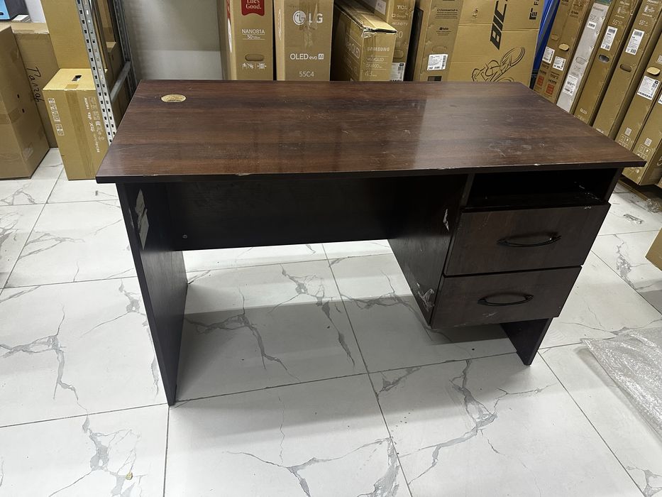 Стол письменный.