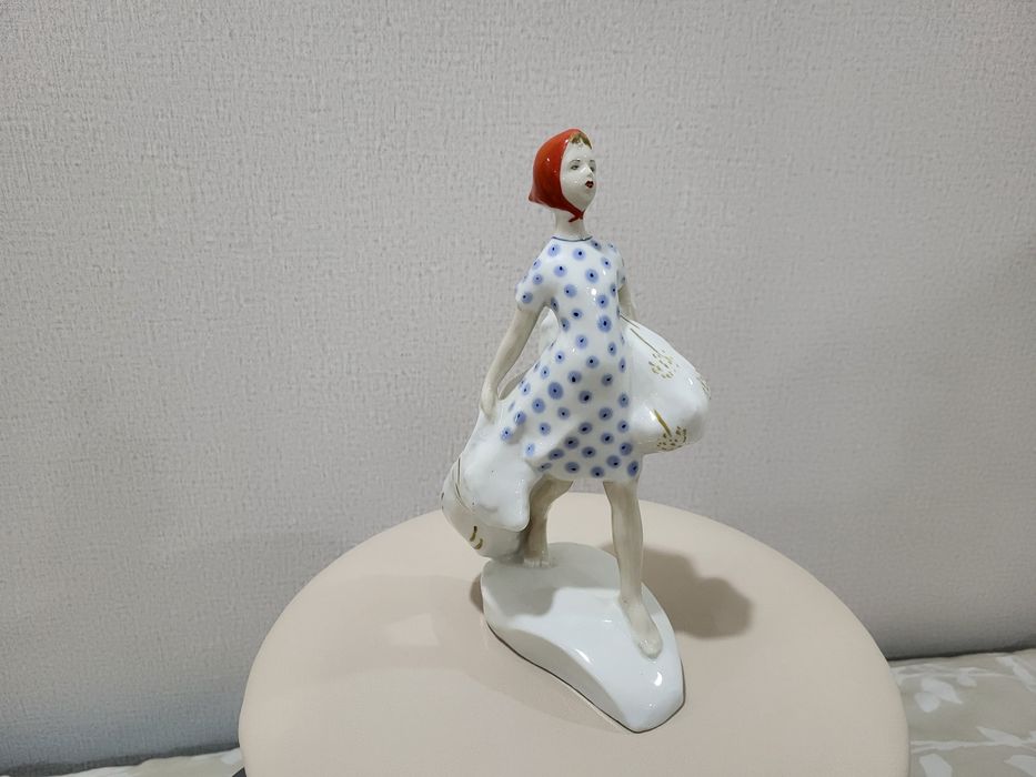 Статуэтка фарфоровая. Юная колхозница. Завод ЛЗФИ. СССР. Раритет!