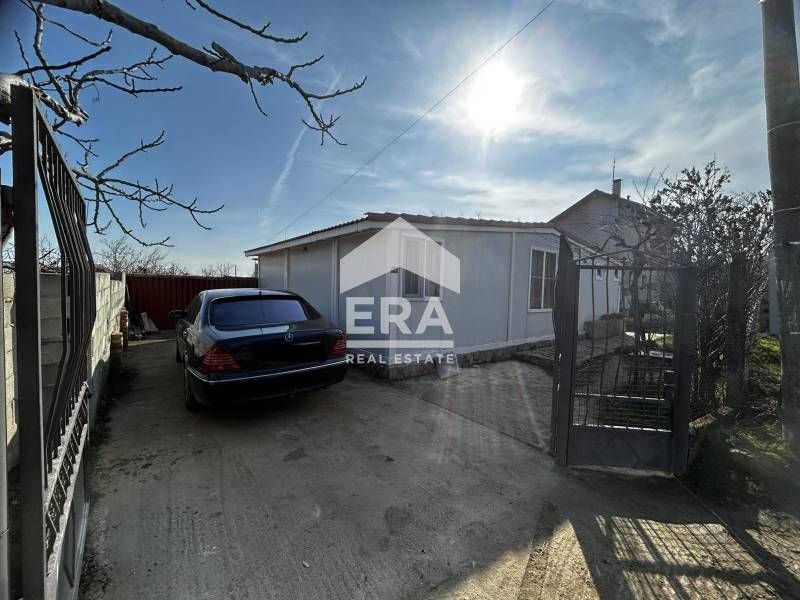 Едноетажна, обзаведена, сглобяема къща за продажба, с двор, в горната