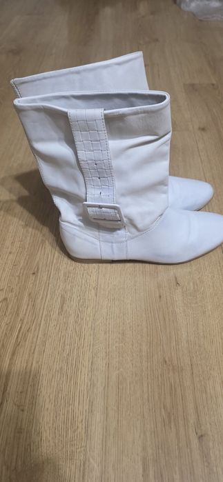 Продавам Дамски Боти.