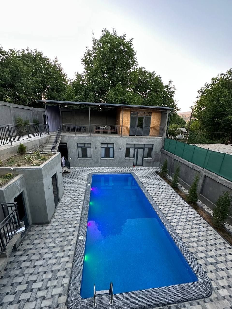 Dacha sotiladi .