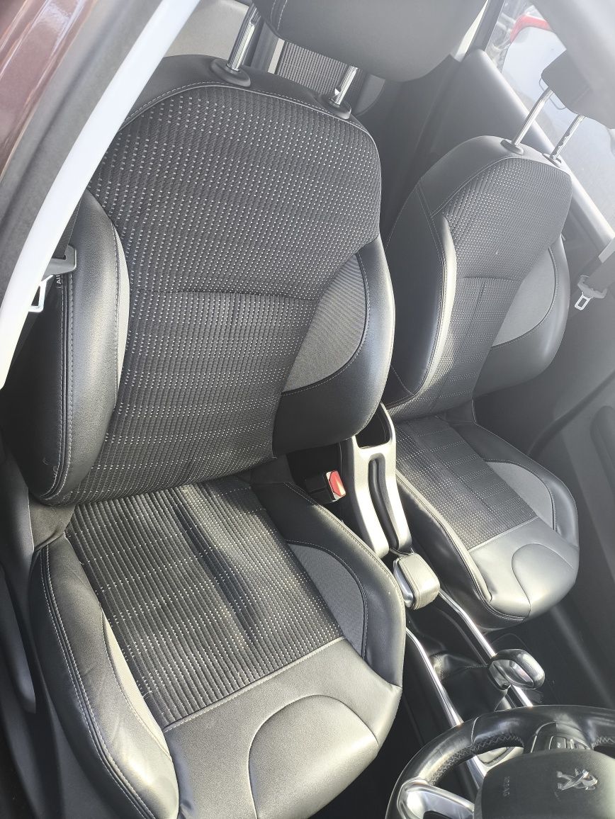 Салон за Пежо/Peugeot 2008