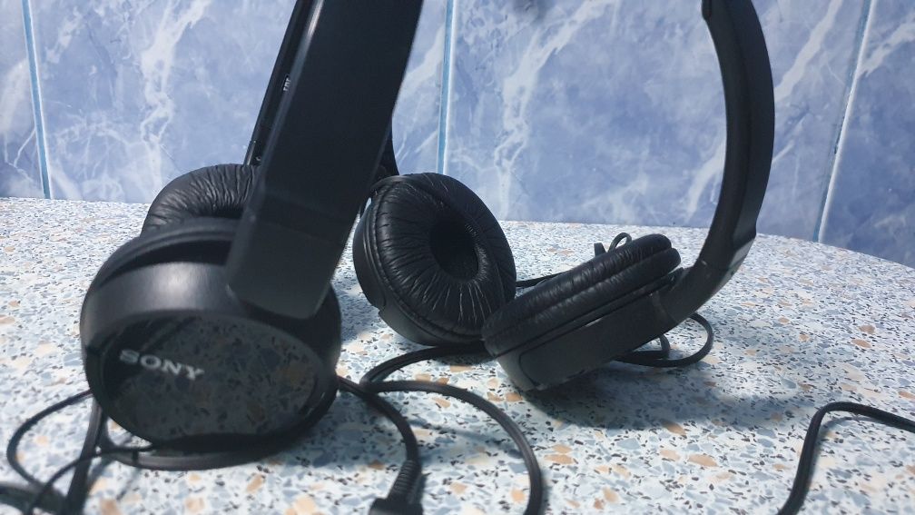 Vănd caști cu fir și wireless