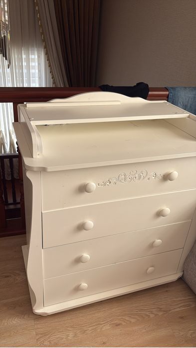 Детская кровать и комод