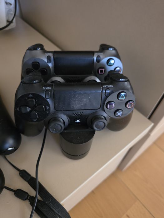 PS 4 ,2 joystick,cu camera si VR si manete VR,jocuri VR