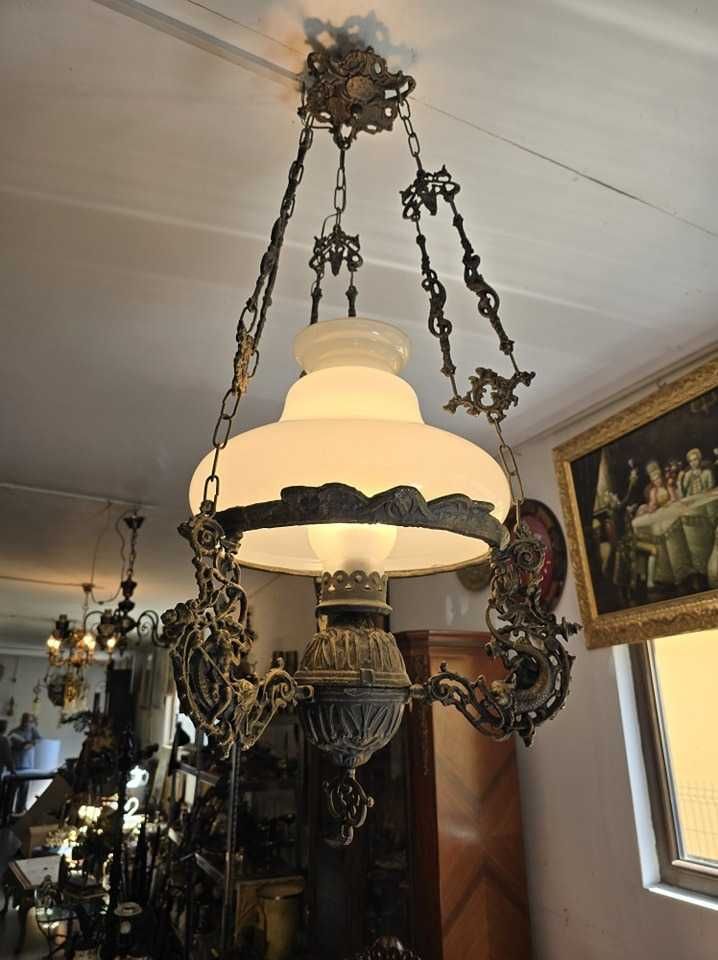 Lampa veche din fonta ci sticla opalina.