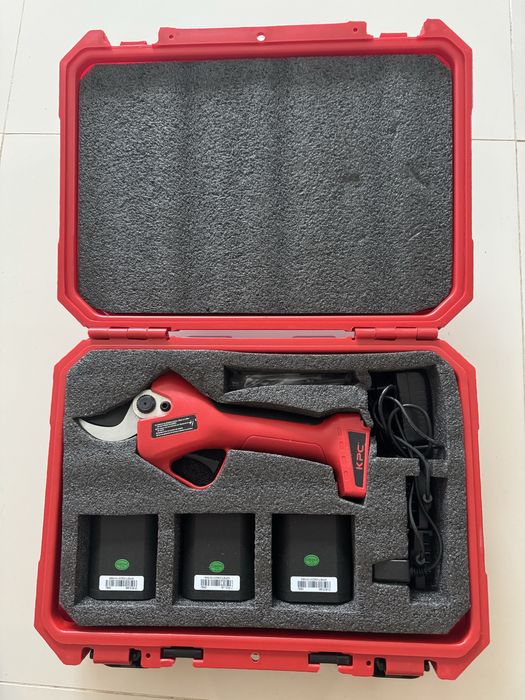 Nou. Foarfecă de grădinărit cu 3 acumulatori KPC