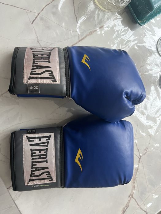 Продам боксерские перчатки Everlast