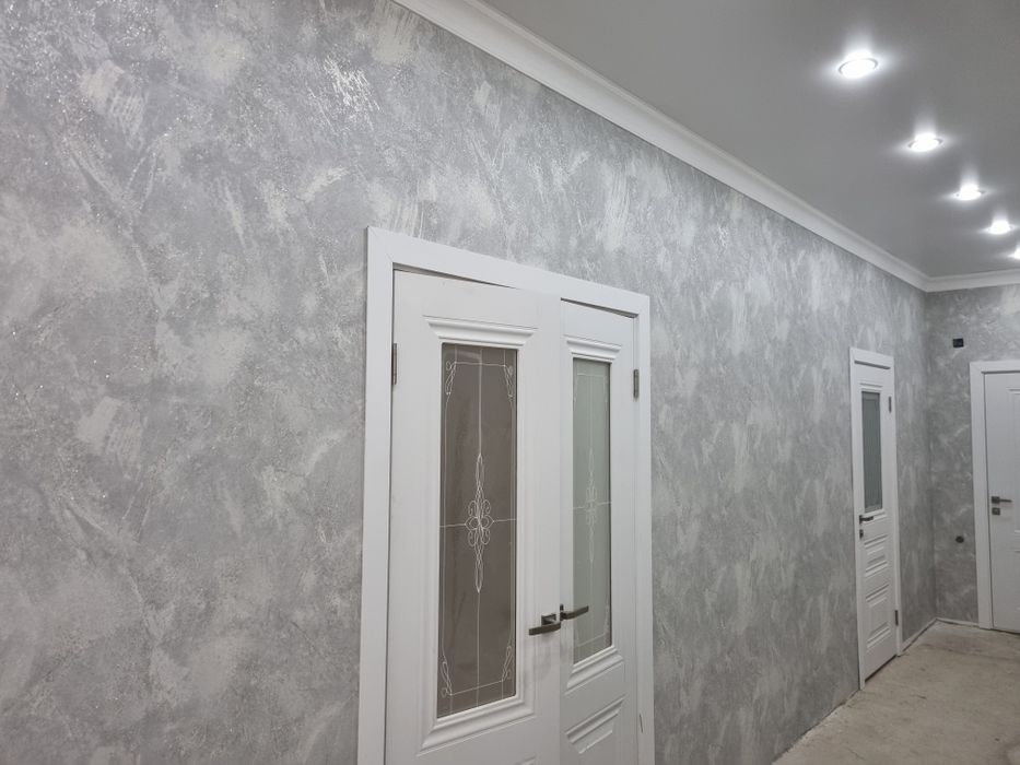 Семейная пара профессионально клеим обои