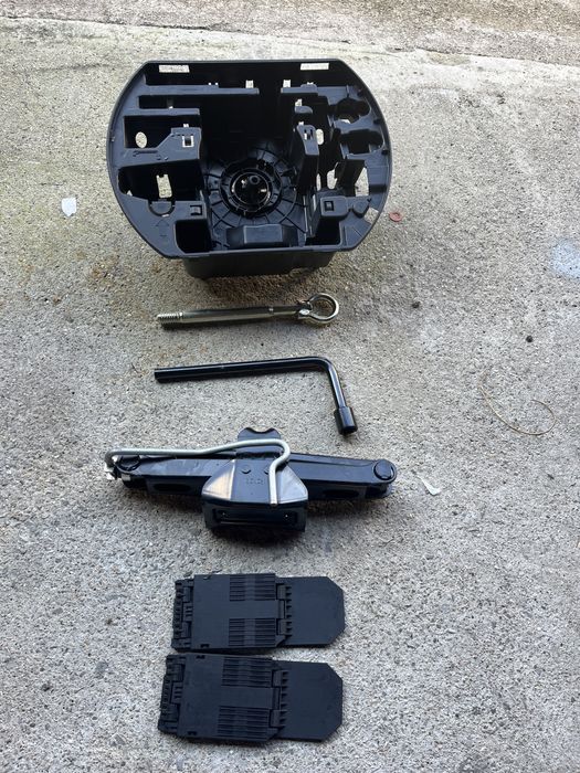 Кейс с крик ключ за гуми и инструменти за Пежо Ситроен