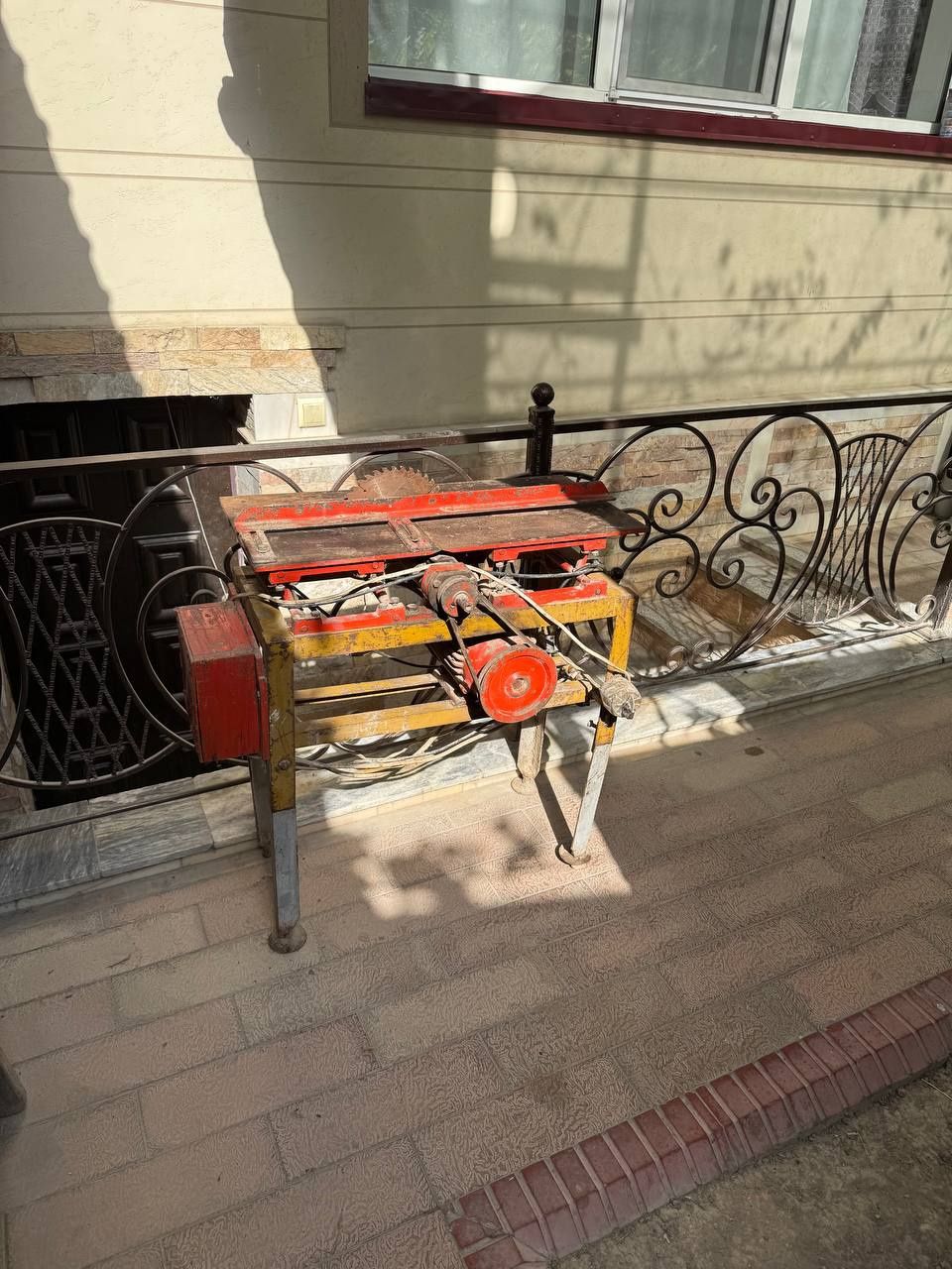 Stanog sotiladi. Ham arralaydi ham randalaydi