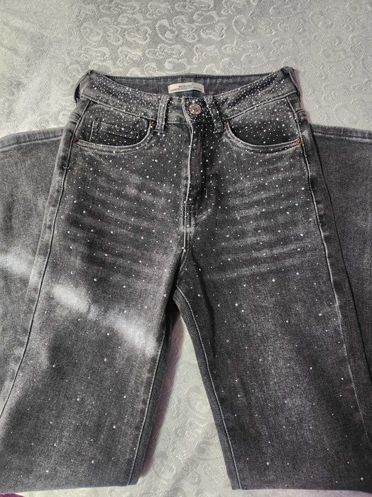 Сиви дънки с камъни с широк крачол