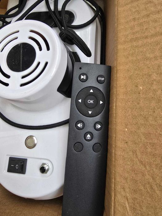 Робот за прозорци с дистанционно