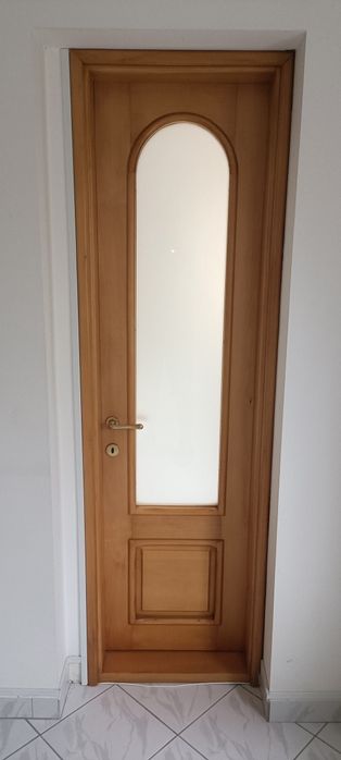 Ușa de interior din lemn cu toc