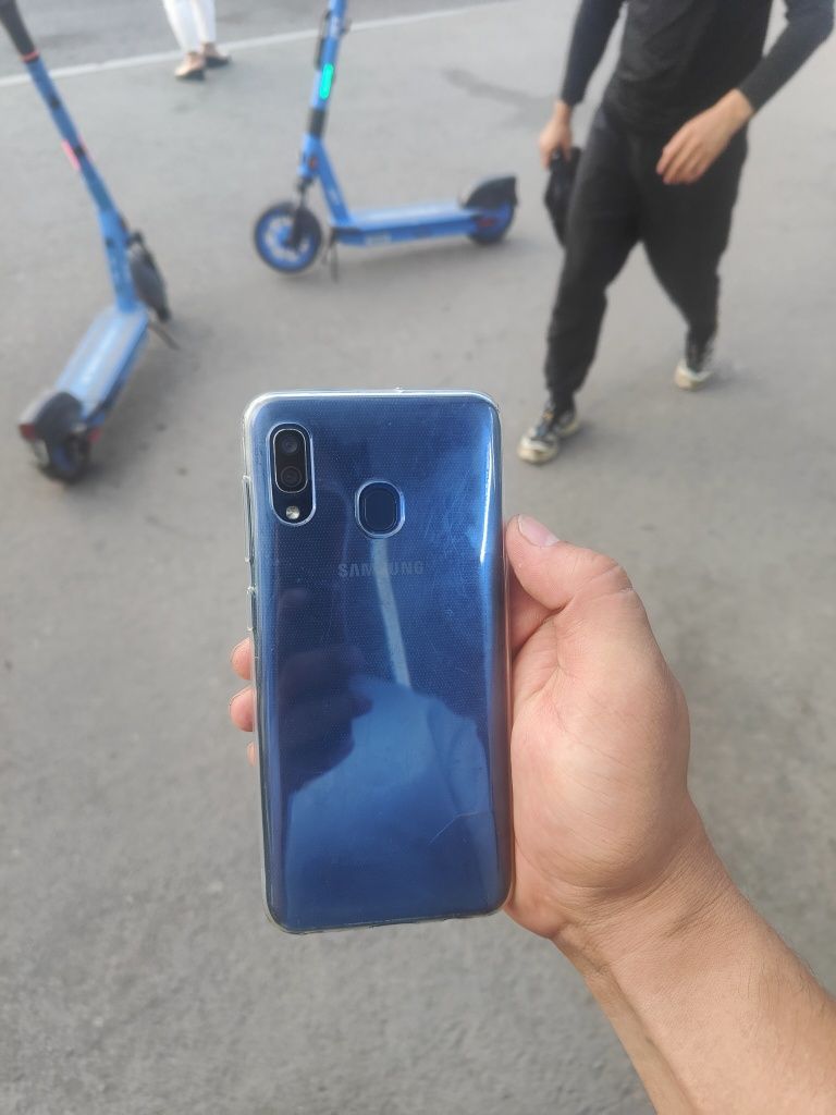 Продам Samsung A20