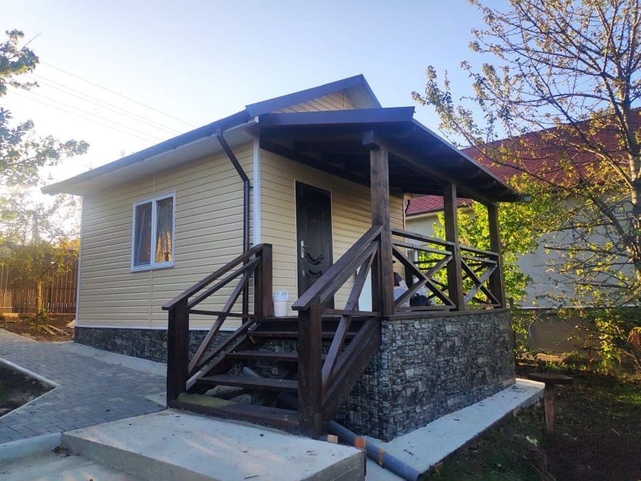 Vand case pe structura metalica