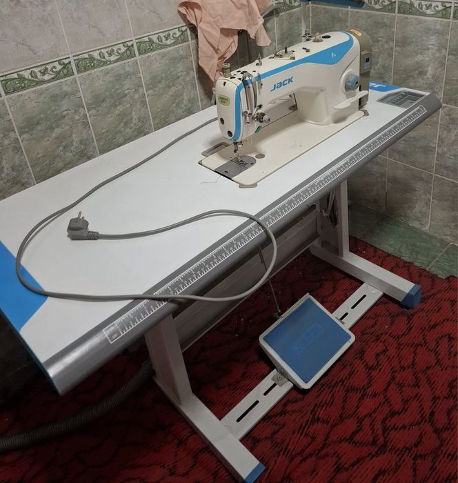 Продается швейная машина Jack F4, б/у